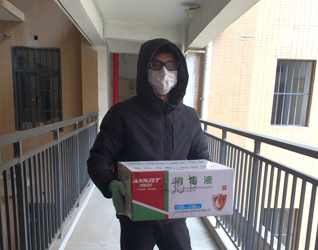 湖北昌利的這個普通家庭，一家三口都是志愿者