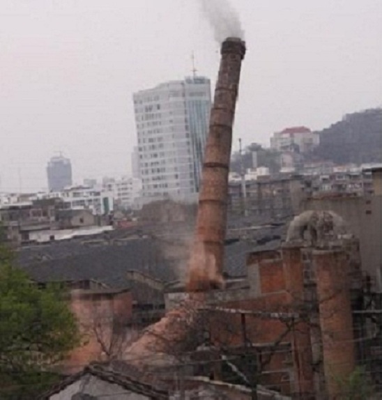 煙囪整體拆除需要講究地利