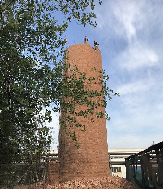 煙囪拆除為什么要找專業(yè)拆除公司？