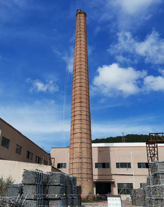煙囪拆除的時(shí)候更加需要技術(shù)性