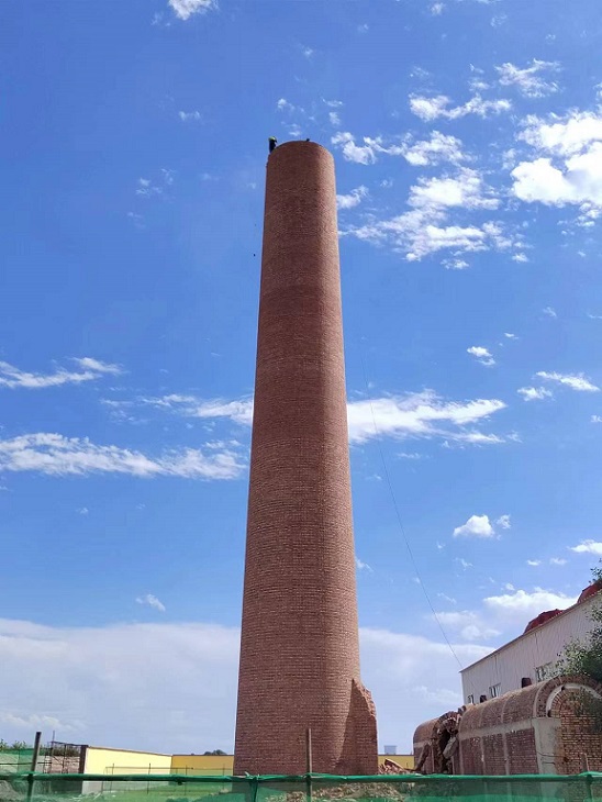 拆除煙囪公司對(duì)現(xiàn)場(chǎng)進(jìn)行安全防護(hù)，確保無安全隱患