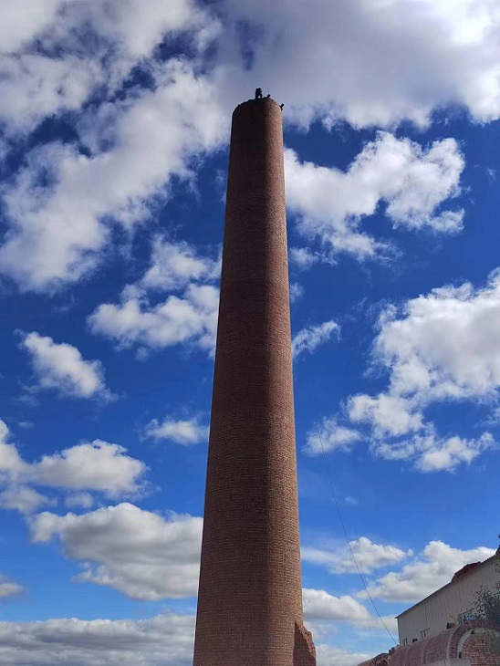 煙囪拆除公司：評(píng)估施工風(fēng)險(xiǎn)，制定實(shí)施方案